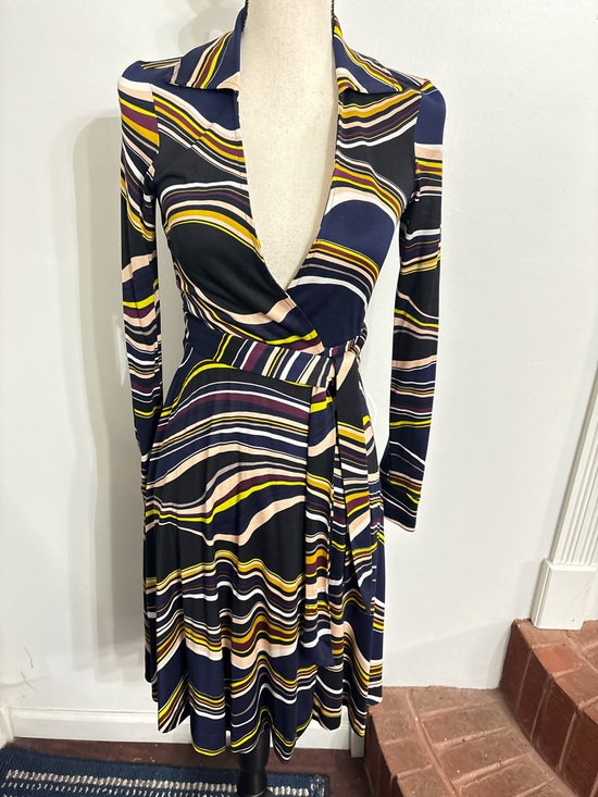 Diane Von Furstenberg Dresses & Skirts - DVF Diane von Furstenberg Silk Jersey Wrap Dress Size 2 Wave Print
EUC